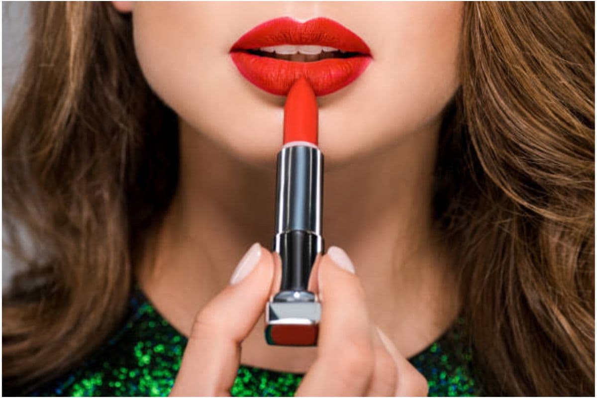 Lipstick Hacks: गर्मियों में ऐसे लगाएं लिपस्टिक,हर किसी की आप पर टिकी रहेगी नजर Lipstick Hacks: गर्मियों में ऐसे लगाएं लिपस्टिक,हर किसी की आप पर टिकी रहेगी नजर