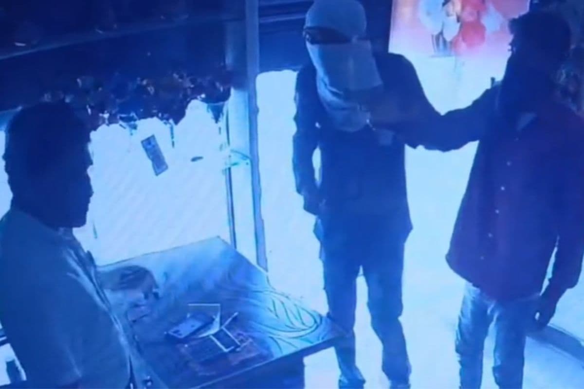 Video: रांची में दिनदहाड़े 1.67 लाख की लूट, वारदात CCTV में कैद