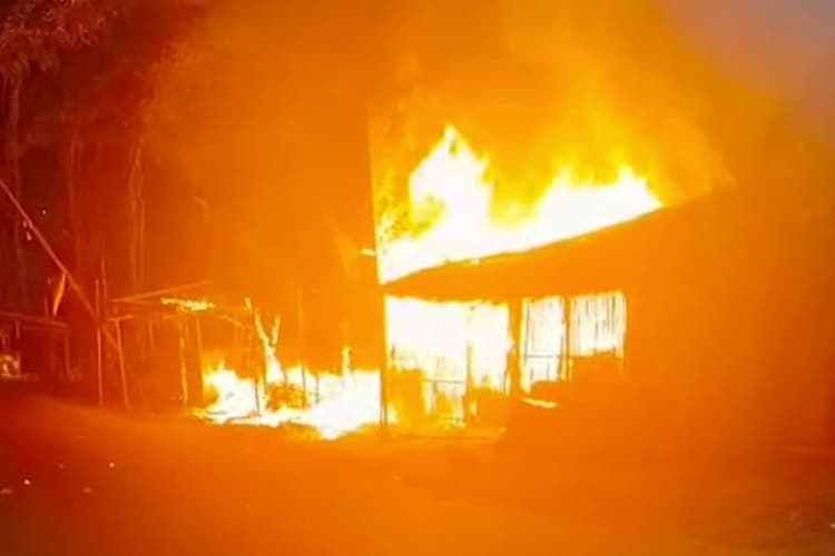 Muzaffarpur Fire: मुजफ्फरपुर में भीषण अग्निकांड, आधा दर्जन से अधिक घर राख