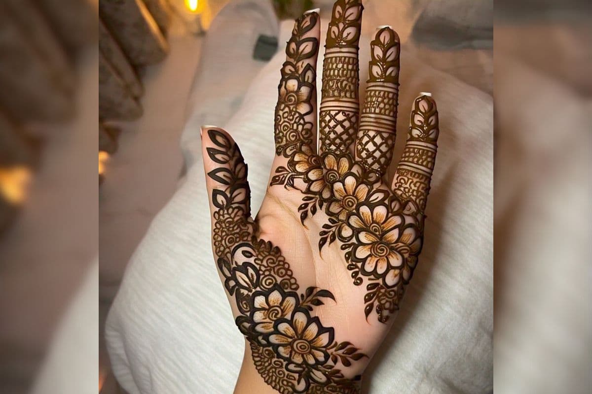 Mehndi Design Photos: इस अक्षय तृतीया अपने हाथों पर रचाएं खास मेहंदी डिजाइन