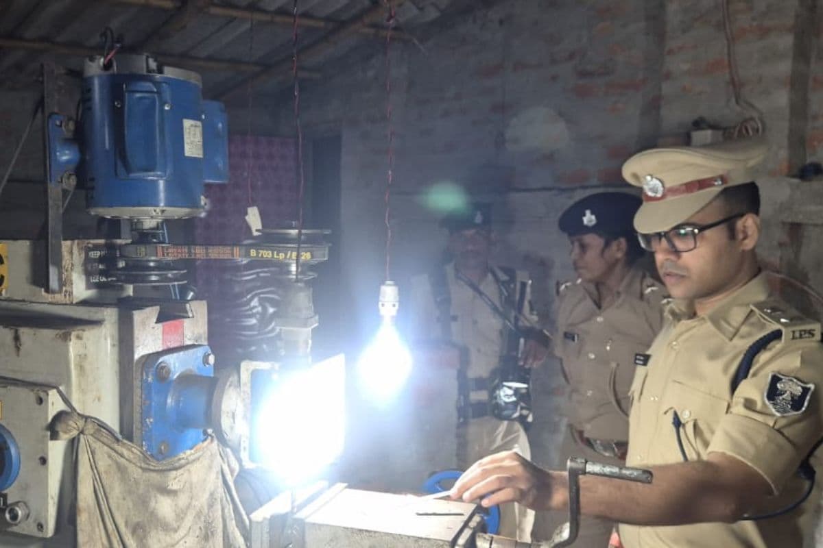 मोतिहारी में गन फैक्ट्री का भंडाफोड़, भारी मात्रा में हथियार बरामद, चार अपराधी गिरफ्तार