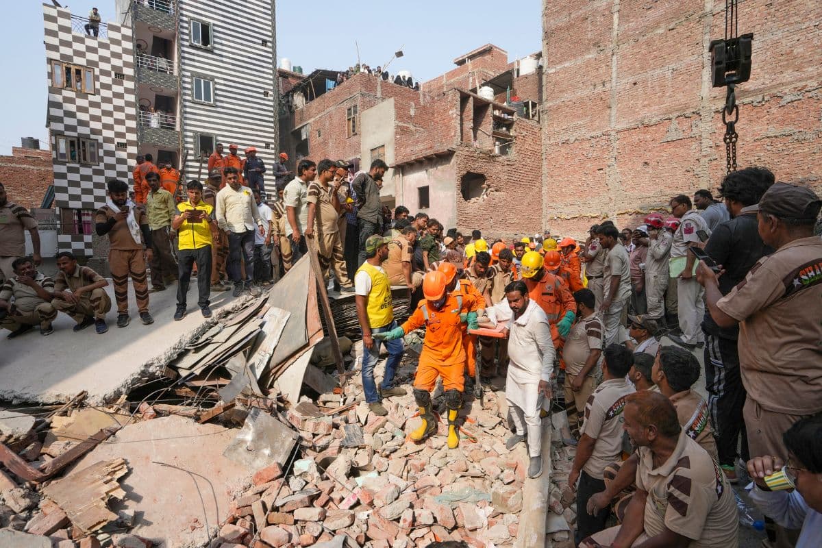 Delhi Building Collapsed: ऐसा लगा जैसे भूकंप आया…बिल्डिंग हादसे में मृतकों की संख्या बढ़कर 11, देखें तबाही का मंजर