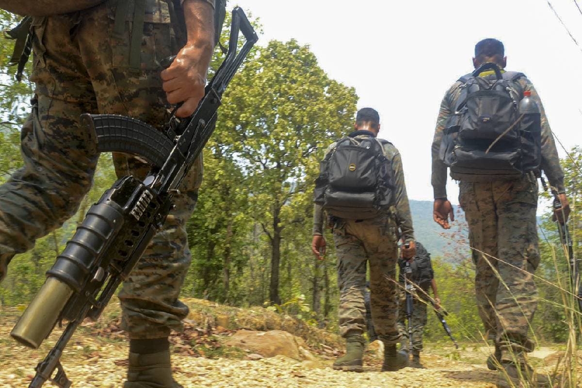 Chhattisgarh Naxal Encounter: छत्तीसगढ़ में जवानों को बड़ी सफलता, मुठभेड़ में 1 करोड़ का इनामी बालकृष्णा समेत 10 नक्सली ढे��