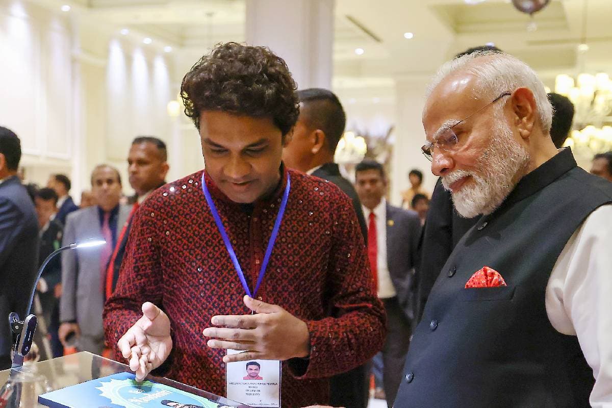 PM Modi Sri Lanka Visit : पीएम मोदी ने श्रीलंका में पकड़ लिए मनोज के हाथ, देखें वीडियो