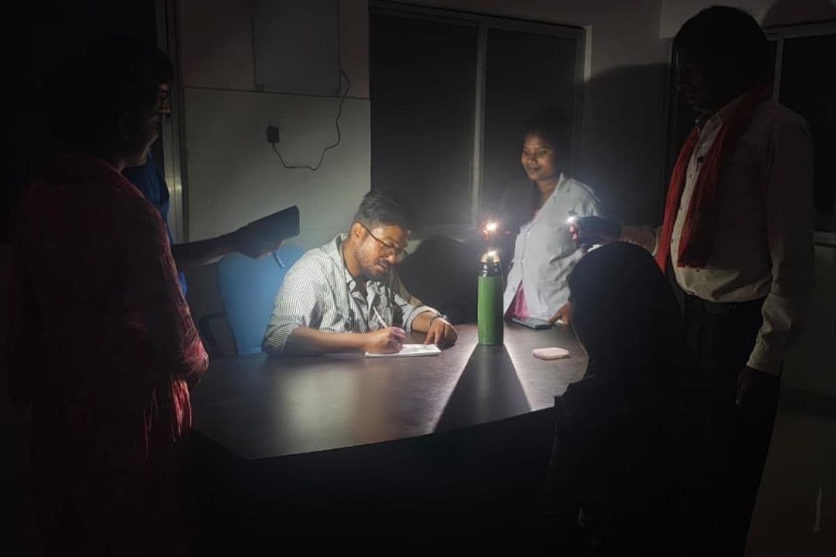 रामनवमी पर भी अंधेरे में पदमा सीएचसी, मोबाइल टॉर्च की रोशनी में इलाज करते दिखे डॉक्टर, ड्यूटी से कई थे नदारद