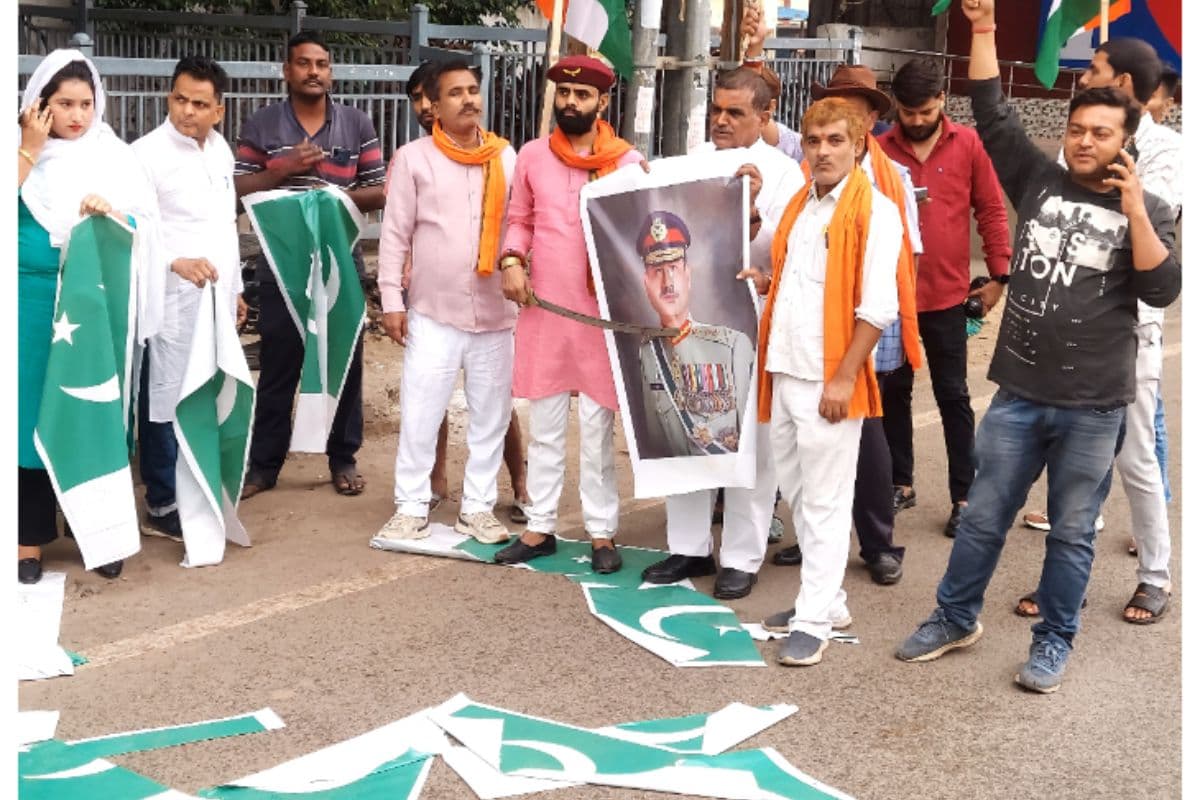 पटना में फाड़े गए पाकिस्तान के झंडे, पाकिस्तानी आर्मी चीफ के तस्वीर पर तलवार रख युवकों ने किया प्रदर्शन