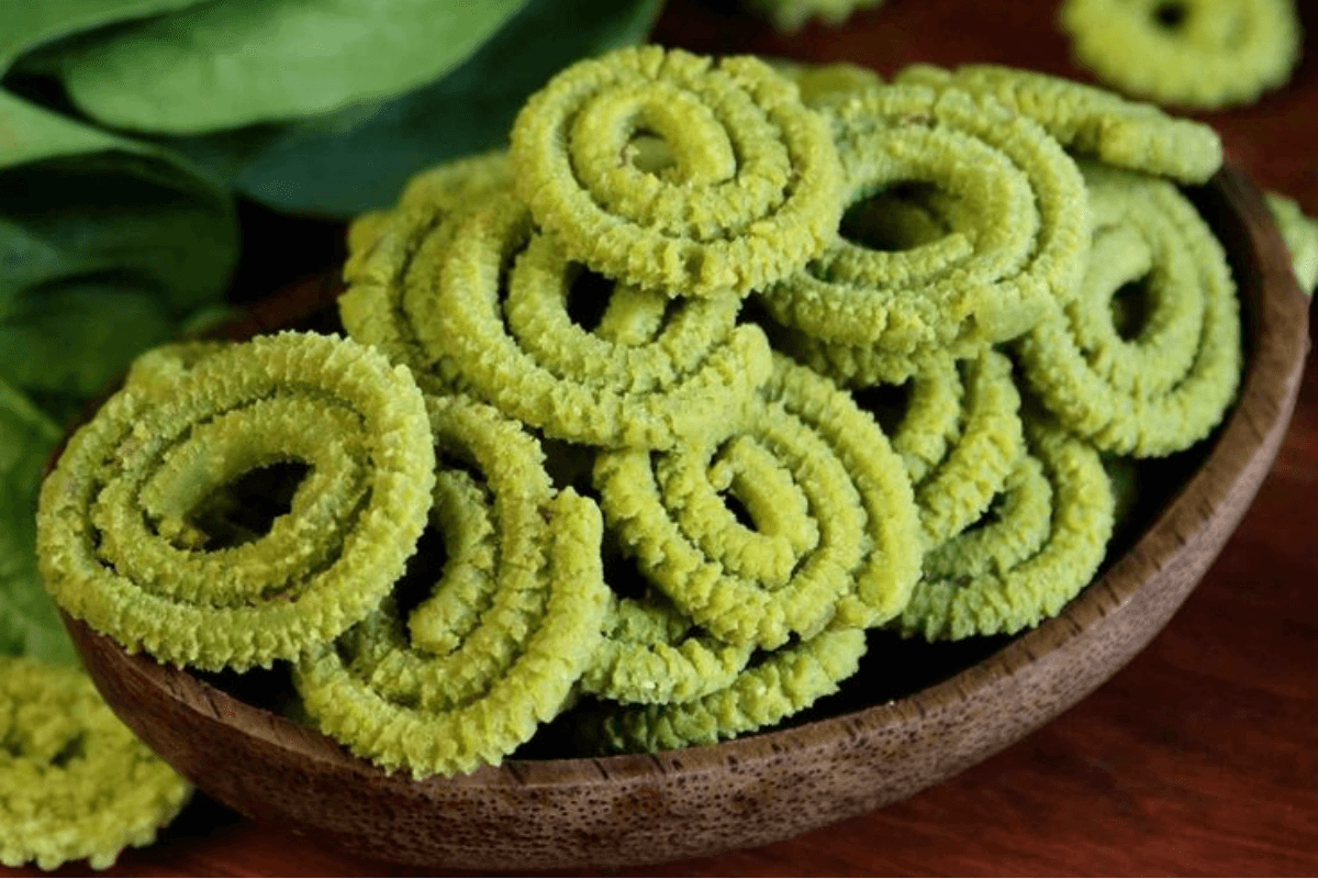 Palak Chakli Recipe: चाय के साथ ट्राई करें पालक चकली स्नैक