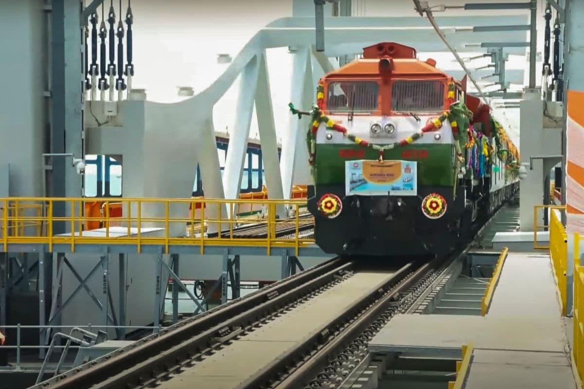 Pamban-sea-bridge-train-