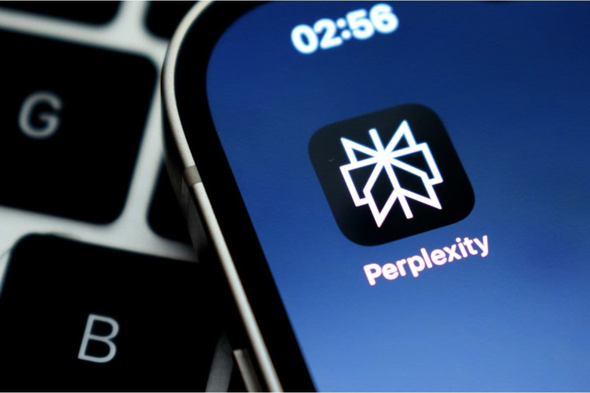 iPhone का Siri हुआ पुराना, यूजर्स के अब सारे काम संभालेगा Perplexity AI वॉयस असिस्टेंट