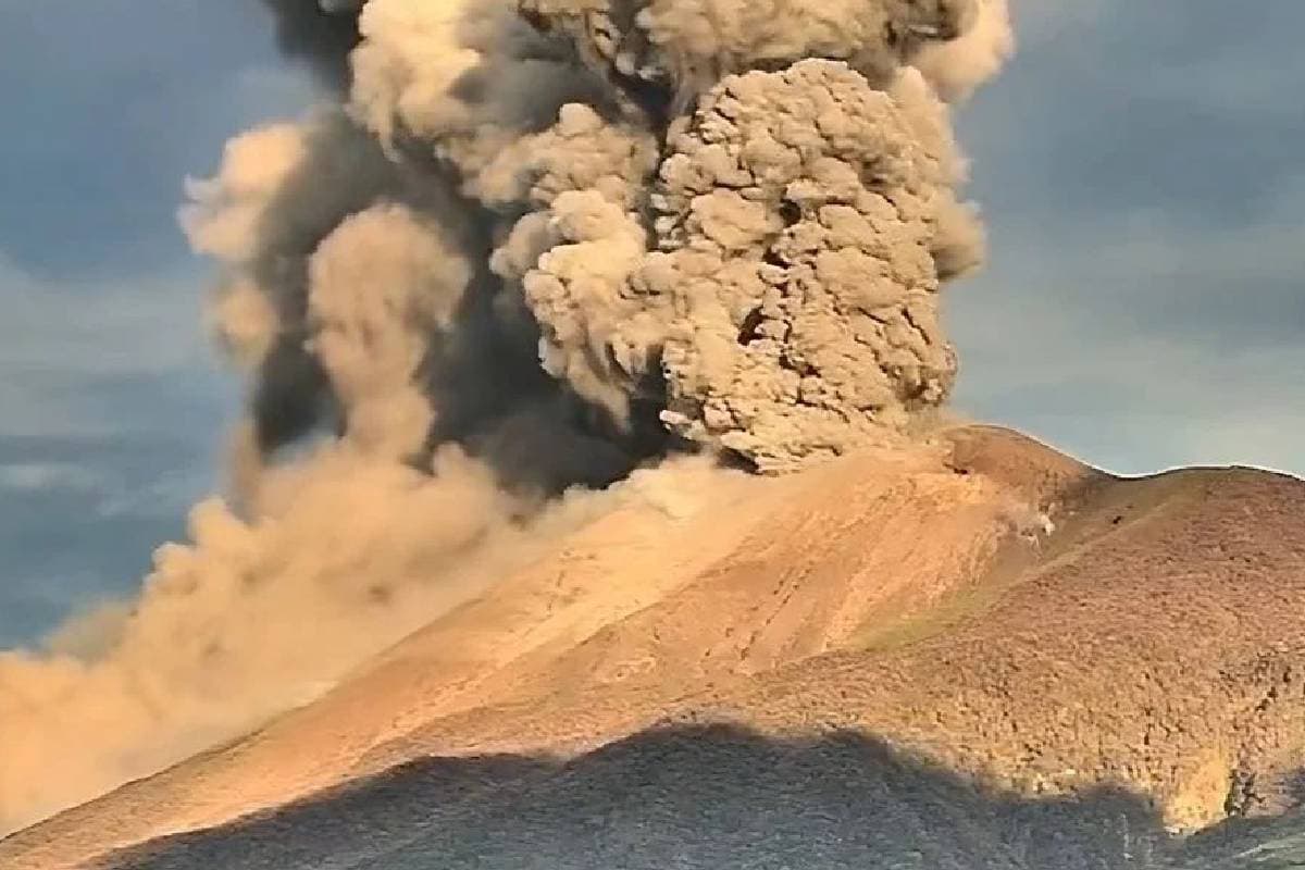Volcano Video : ज्वालामुखी फटने का वीडियो देखकर डर जाएंगे आप