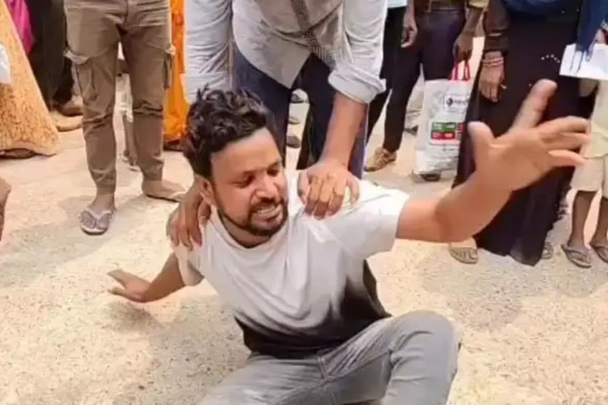 सदर अस्पताल के बाहर हंगामा करता पति सदर अस्पताल के बाहर हंगामा करता पति