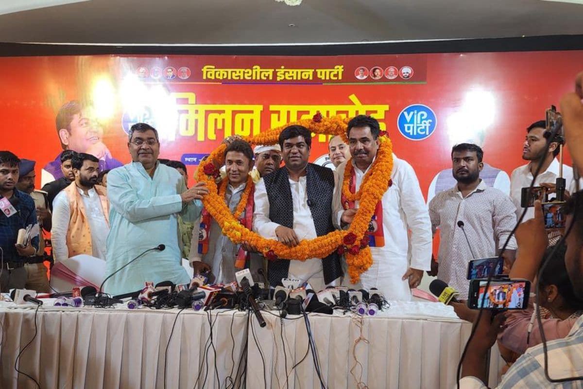 मो. नुरुल होदा को पार्टी में शामिल कराते वीआईपी प्रमुख मुकेश सहनी