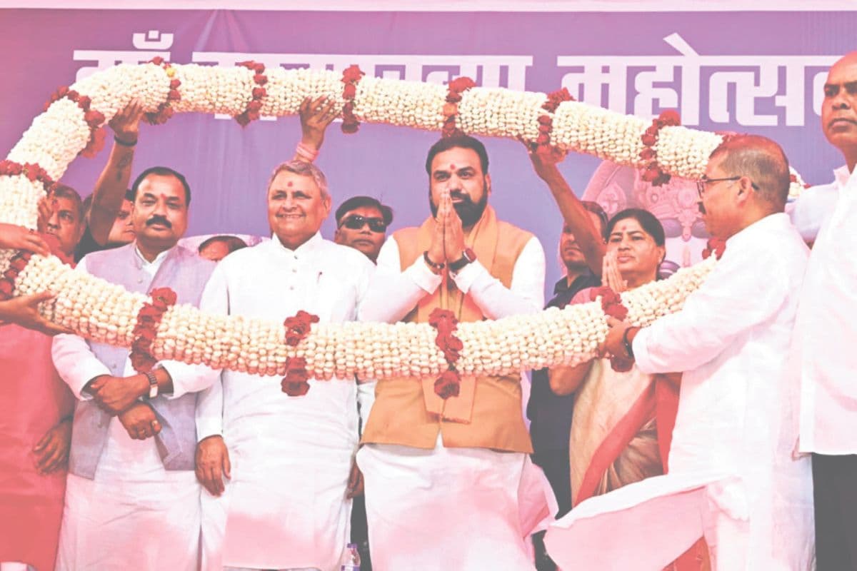 लोगों का अभिवादन करते डिप्टी सीएम सम्राट चौधरी