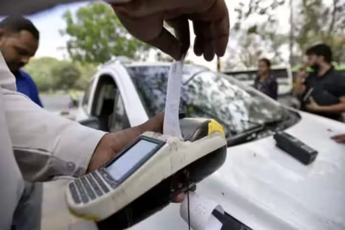 कार में नहीं पहना हेलमेट तो पुलिस ने काटा चलान, अफसरों ने मदद करने से किया इंकार