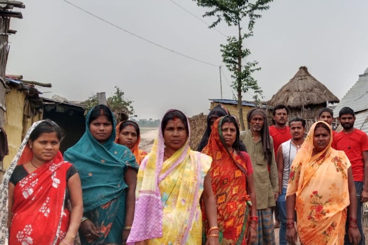 बेतिया : रोड बनाने के दौरान डेढ़ दर्जन परिवार हुए बेघर, खुले आसमान के नीचे टेंट में रहने को मजबूर