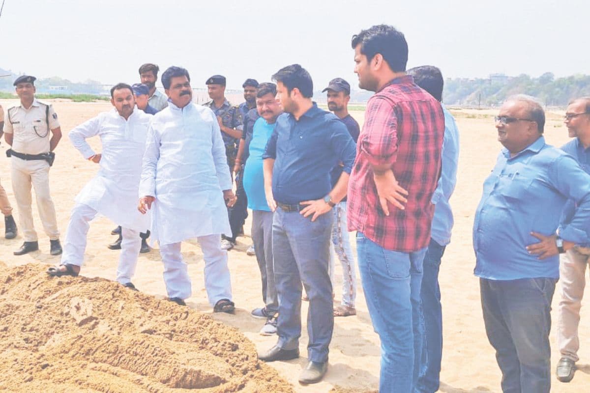 तैयारियों का जायजा लेते मेयर डॉ विरेंद्र कुमार उर्फ गणेश पासवान