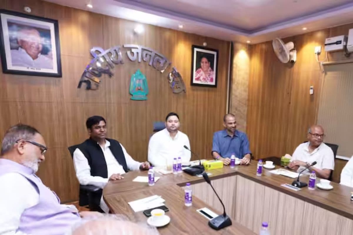 RJD दफ्तर में यूपी के नेता की तस्वीर, कभी इनके पीएम बनने पर लालू ने लगाया था वीटो