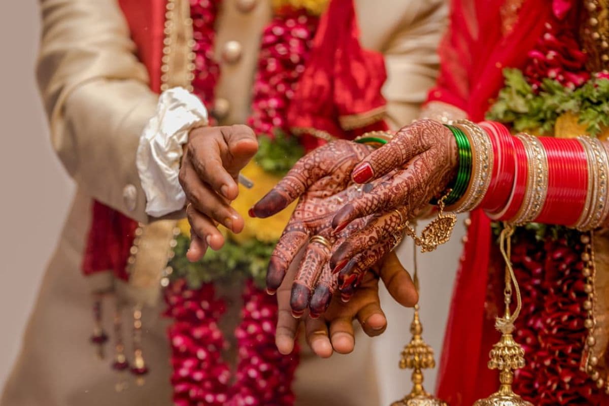 'मुझे छूना मत, मैं किसी और की हूं', सुहागरात पर दुल्हन ने दूल्हे को दी जहर खाने की धमकी  