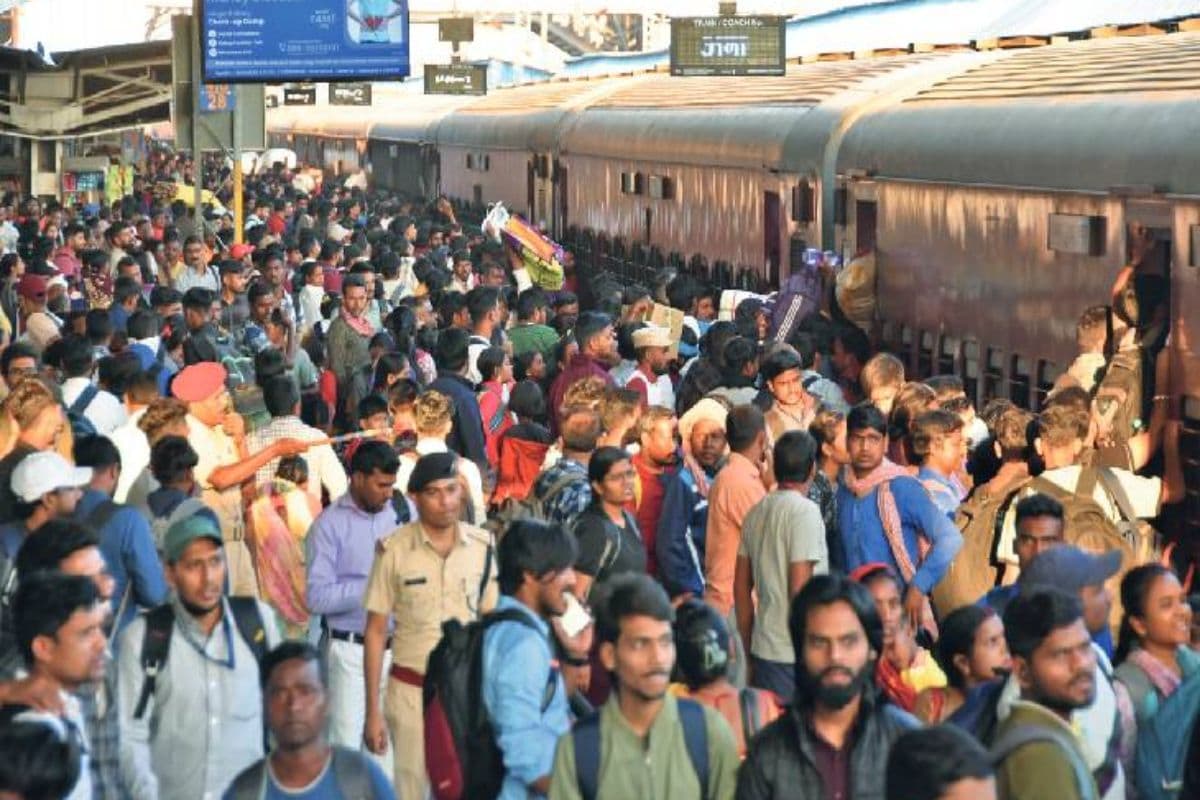 शादी और गर्मी की छुट्टी को लेकर ट्रेनों में भीड़, अधिकतर ट्रेनों में 100 से ऊपर वेटिंग लिस्ट