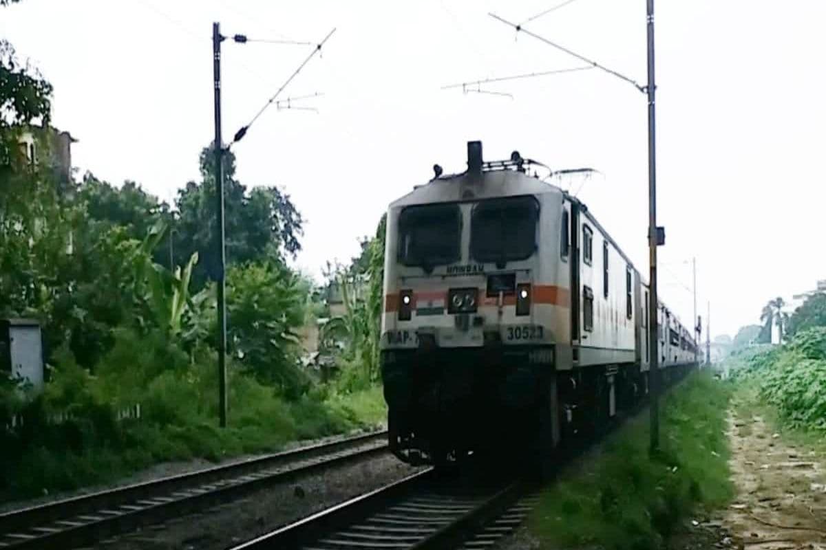 जहानाबाद में ओएचइ वायर टूटने से ट्रेनों का परिचालन हुआ प्रभावित, परेशान रहे यात्री