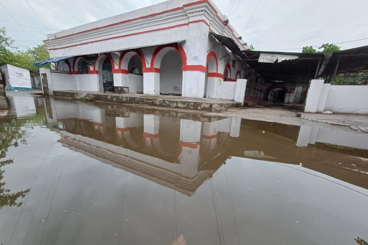 प्रभात खबर के पड़ताल में सामने आई सच्चाई, विकास की कमान संभालने वाले कलेक्ट्रेट कैंपस की सड़क ही बदहाल