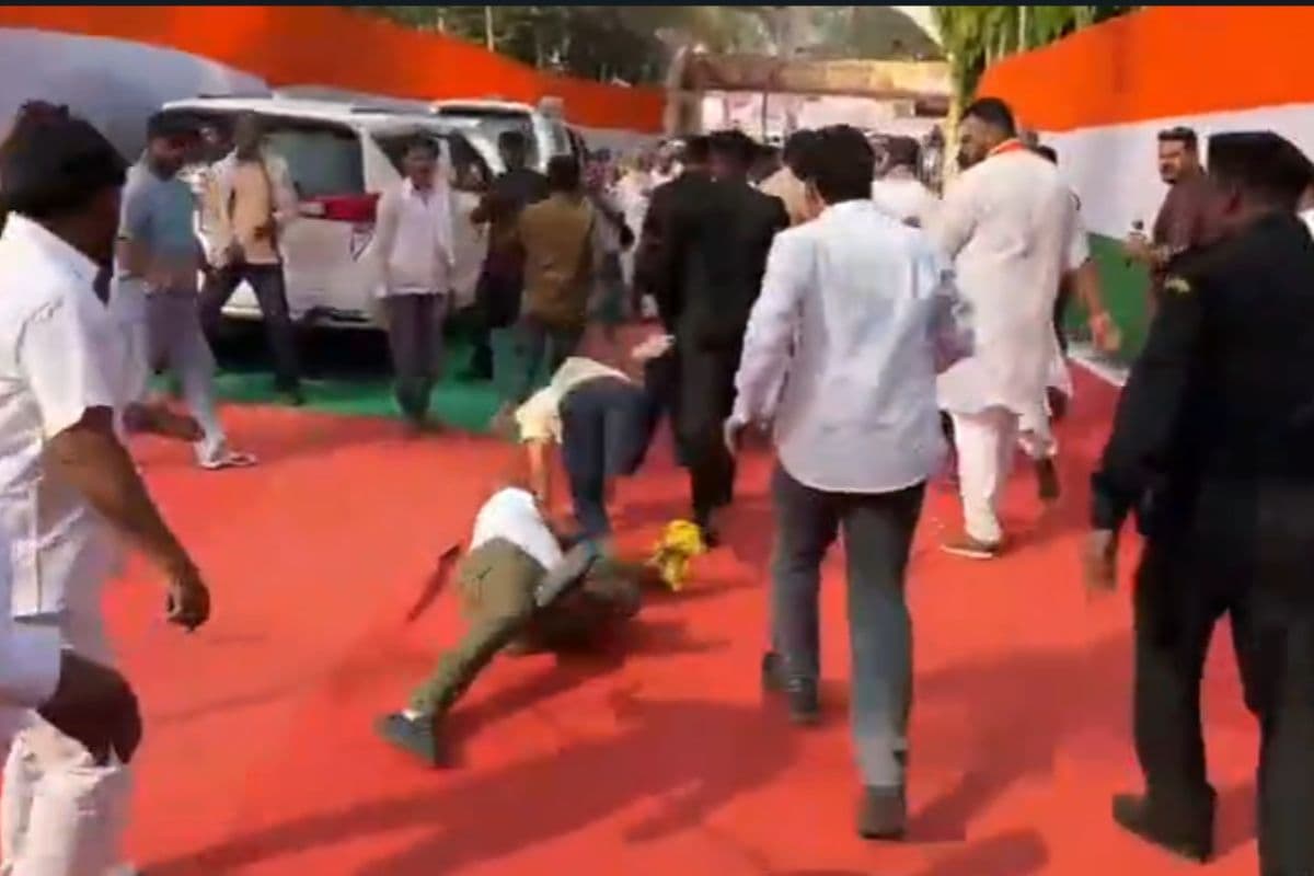 राहुल गांधी के कार्यक्रम में भारी बवाल, आपस में भिड़े कांग्रेस कार्यकर्ता, जमकर हुई मारपीट