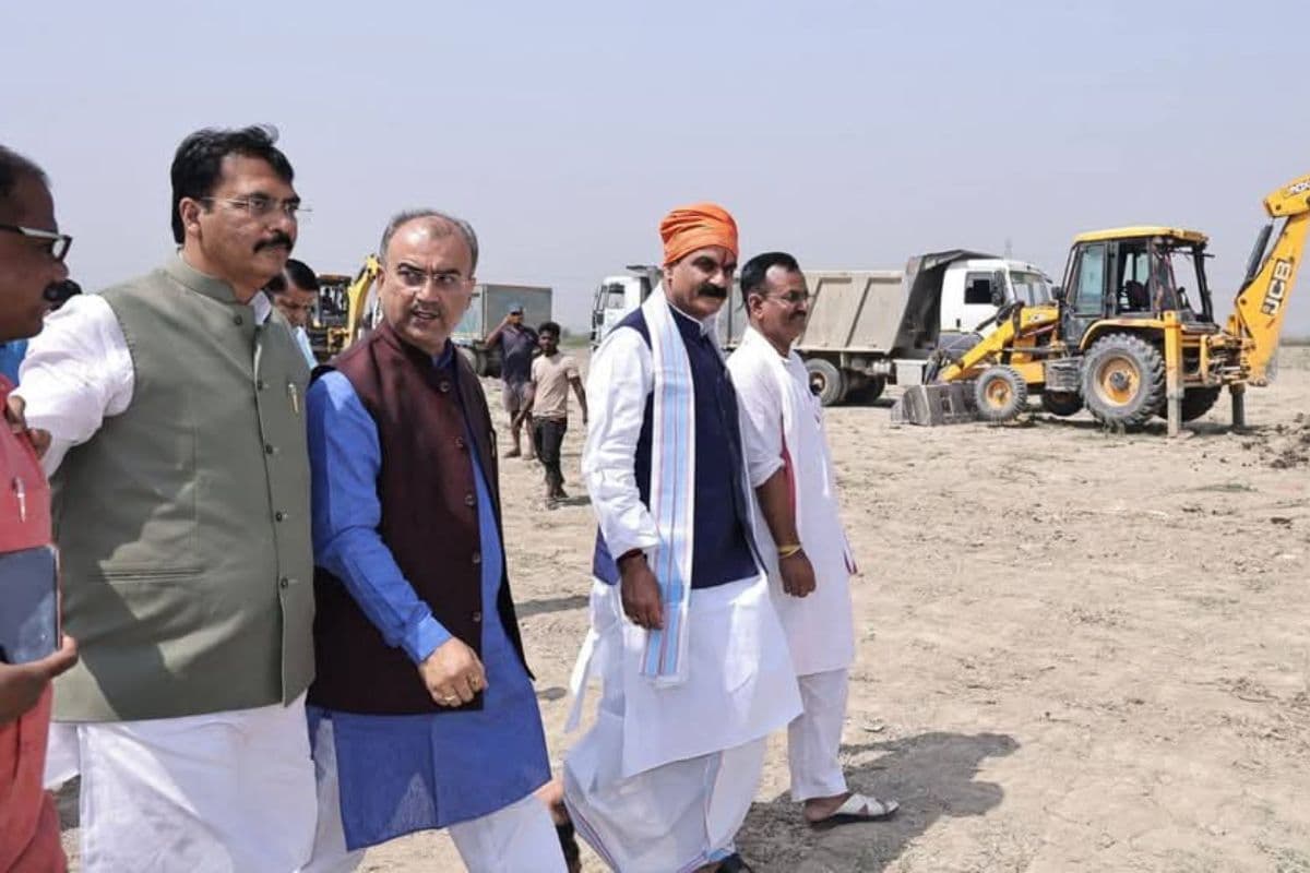 काम का मुआवना करते मंत्री मंगल पांडे और संजय सरावगी