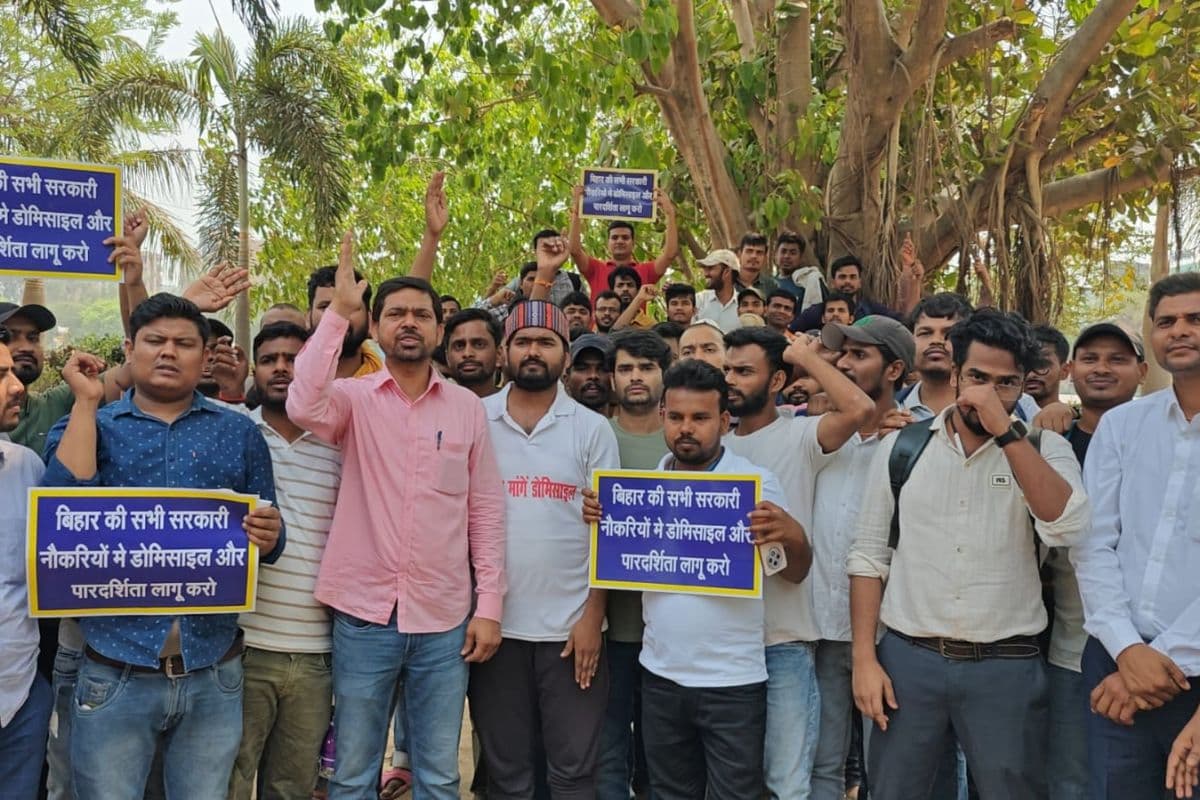 डोमिसाइल की मांग को लेकर धरना प्रदर्शन करते छात्र