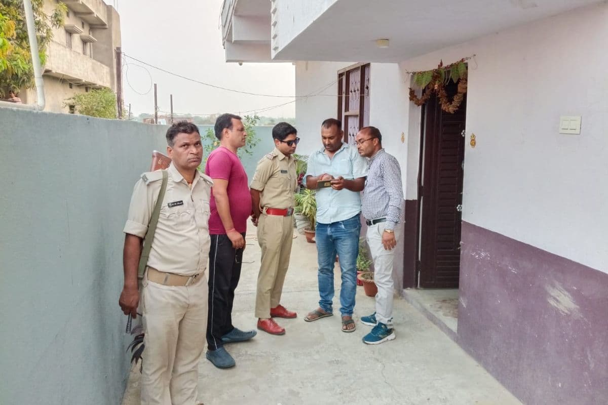 पुलिस को चोरी का फुटेज दिखाते पीड़ित