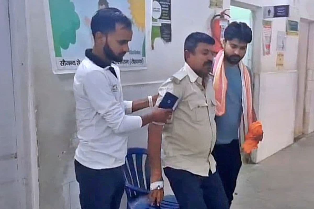 दबंगों की हमले में घायल पुलिसकर्मी