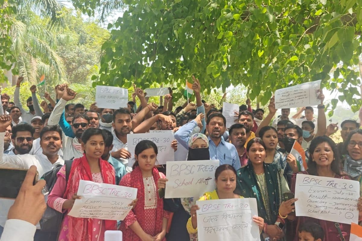 ज्वाइनिंग की मांग को लेकर प्रदर्शन करते शिक्षक