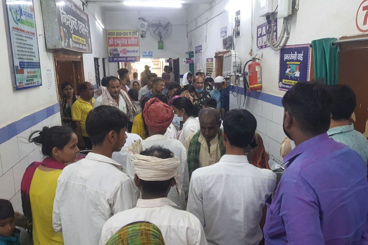 अस्पताल में लगी भीड़