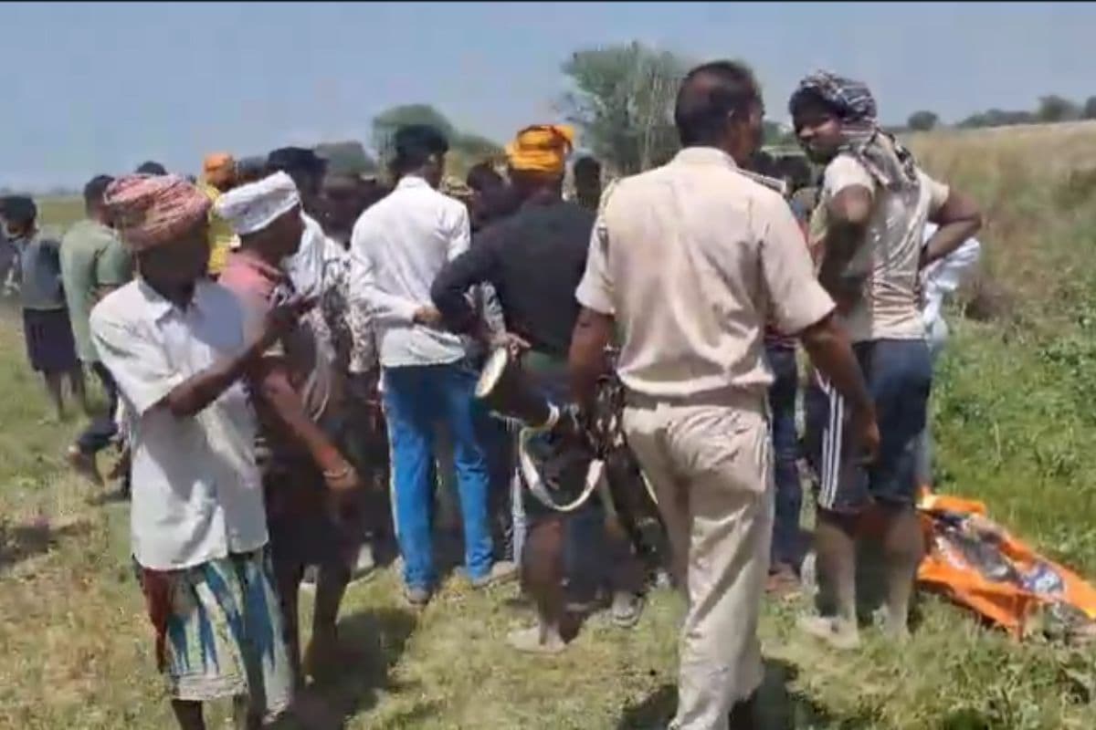 घटनास्थल पर लगी भीड़