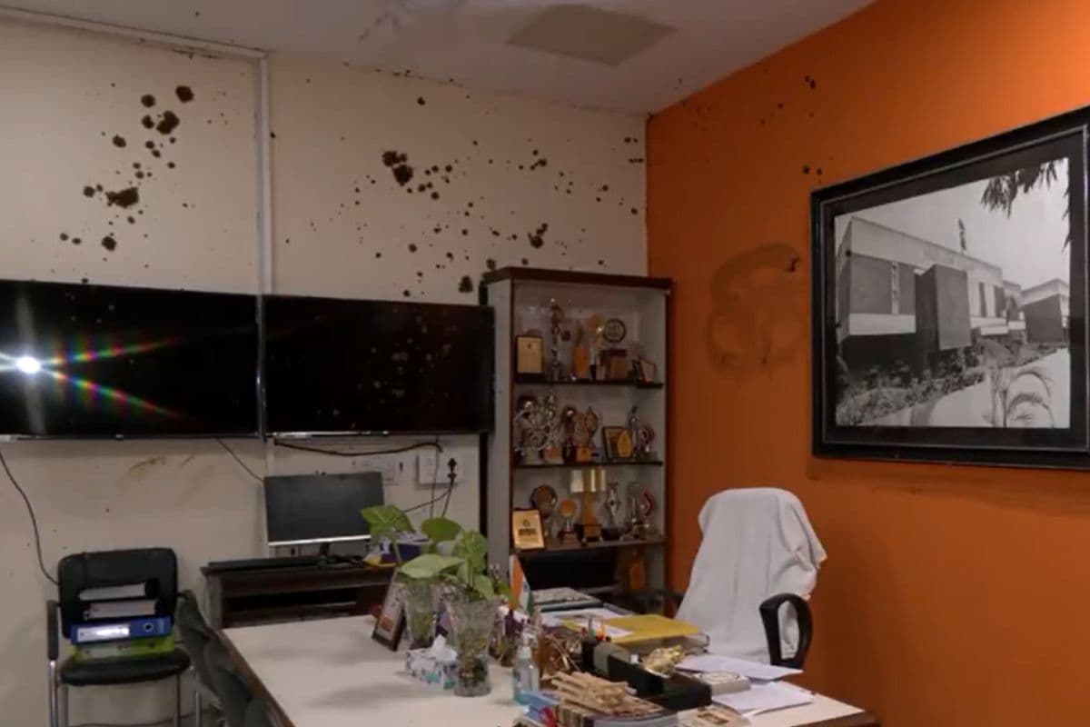 Cow Dung: गर्मी से बचने का देसी जुगाड़, प्रिंसिपल ने गोबर से पोत दिया क्लासरूम, DU का बढ़ गया पारा