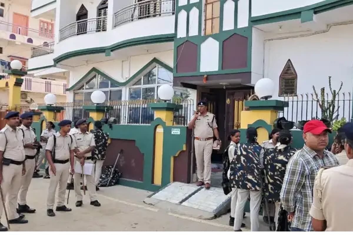 लालू के बाहुबली विधायक रीतलाल यादव के 11 ठिकानों पर रेड, 3 लाख कैश जब्त