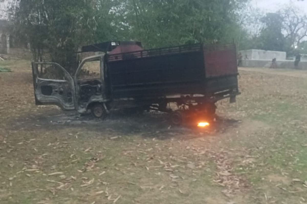 रांची में चोरी करने पहुंचे बदमाशों के वाहनों को ग्रामीणों ने फूंका, मौका पाकर भाग निकले चोर