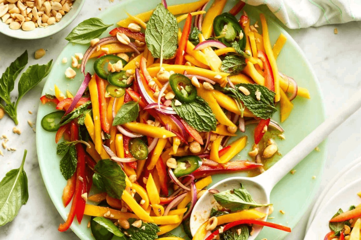 Raw Mango Salad Recipe: गर्मियों में बनाएं हेल्दी और चटपटा कच्चे आम का सलाद