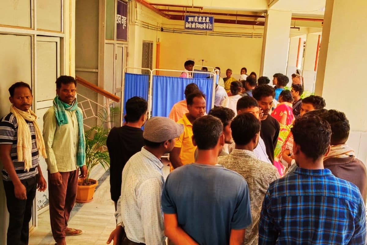 युवकों की मौत की सूचना मिलने के बाद गुमला सदर अस्पताल पहुंचे परिजन और ग्रामीण. फोटो : प्रभात खबर युवकों की मौत की सूचना मिलने के बाद गुमला सदर अस्पताल पहुंचे परिजन और ग्रामीण. फोटो : प्रभात खबर