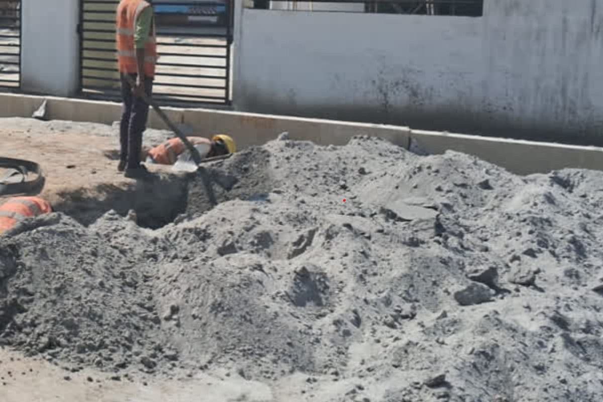 सरना स्थल के पास से रैंप को हटाते मजदूर