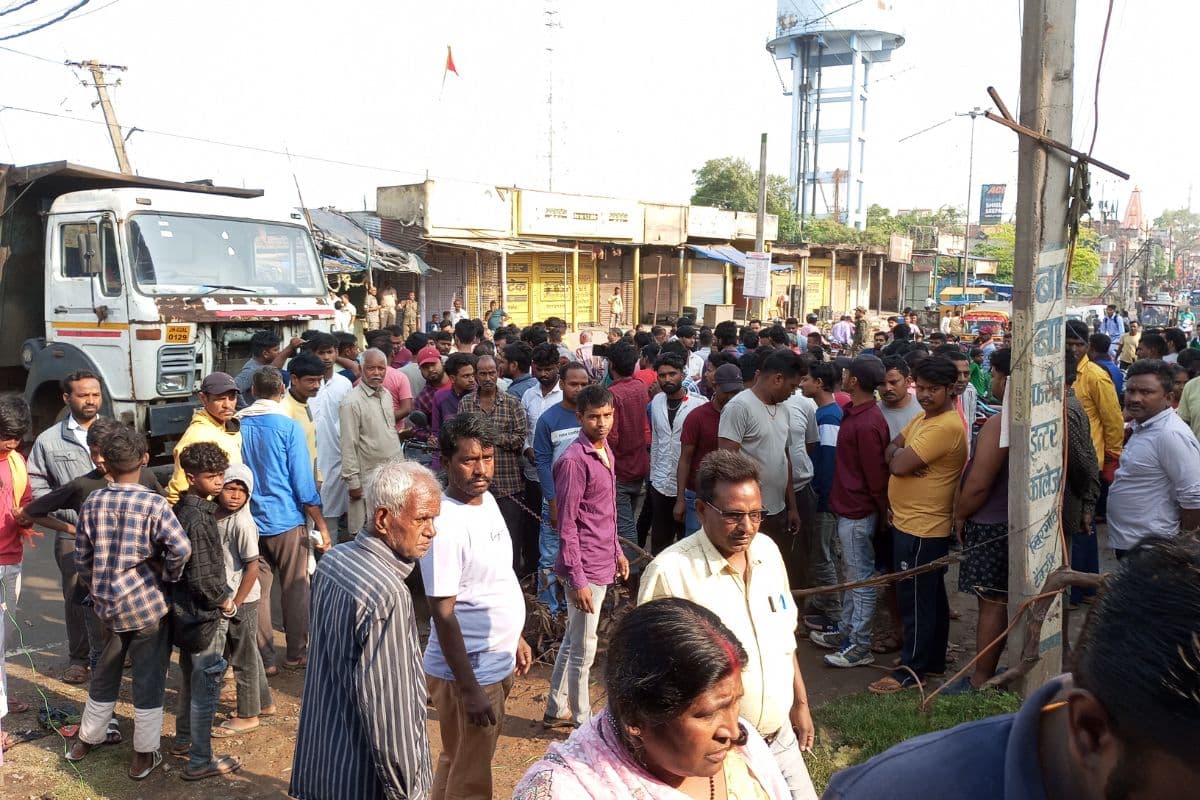 सड़क जाम करते स्थानीय लोग सड़क जाम करते स्थानीय लोग