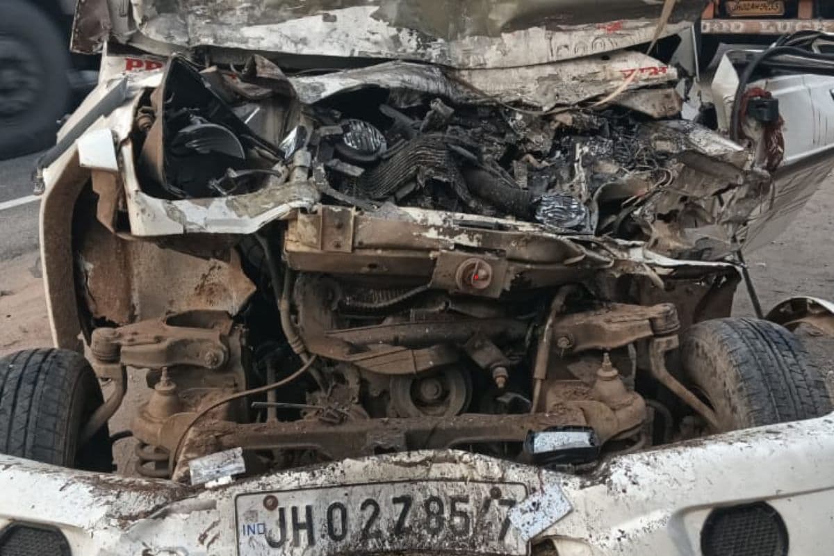 हजारीबाग में दर्दनाक हादसा, बाराती गाड़ी ने खड़े ट्रक को मारी टक्कर, 6 बच्चे समेत 2 लोग गंभीर रूप से घायल