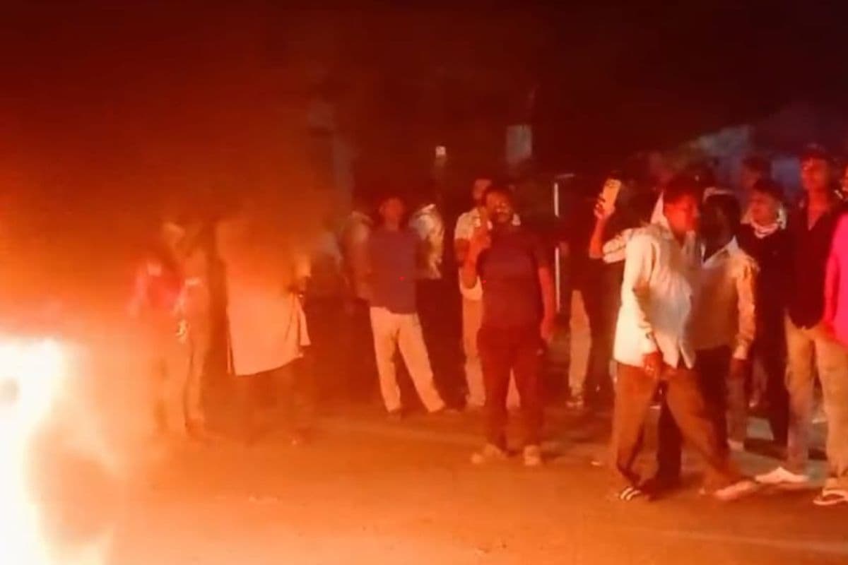 सड़क जाम करती आक्रोशित भीड़