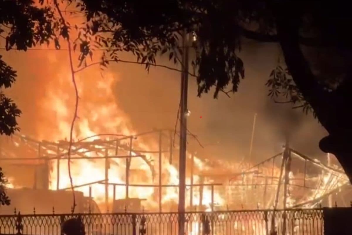 बोकारो रेलवे स्टेशन के पास लगी भीषण आग की लपटें