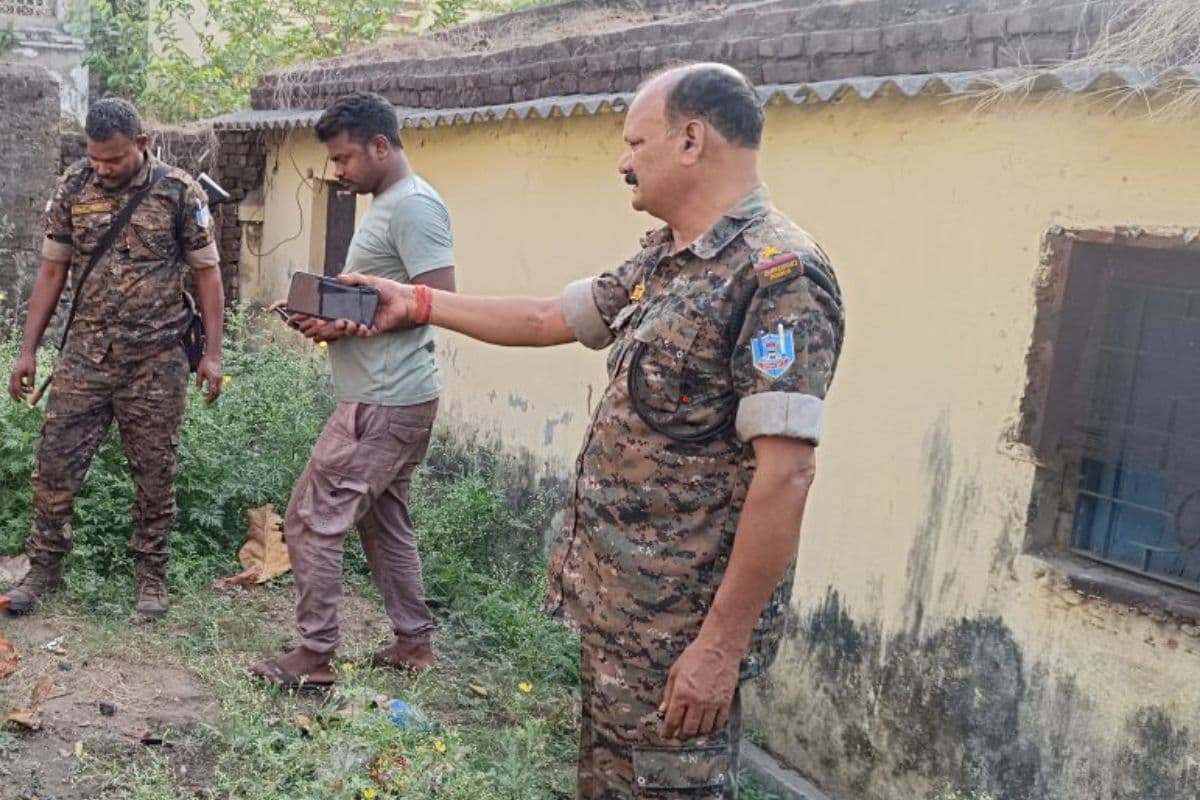 घटनास्थल पर मौजूद पुलिस मामले की जांच करते हुए, प्रभात खबर