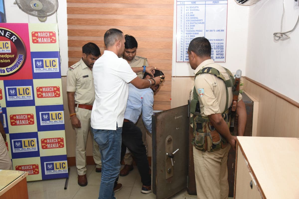 जमशेदपुर में LIC की दो शाखा से 70 लाख रुपये नगद की चोरी, DVR भी साथ ले गये बदमाश