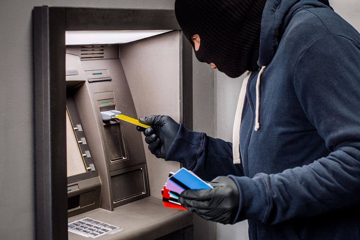 ATM से फ्रॉड का नया तरीका, शिक्षक से सेकेंडों में ठग लिया 18000, जानें क्या दिया था झांसा