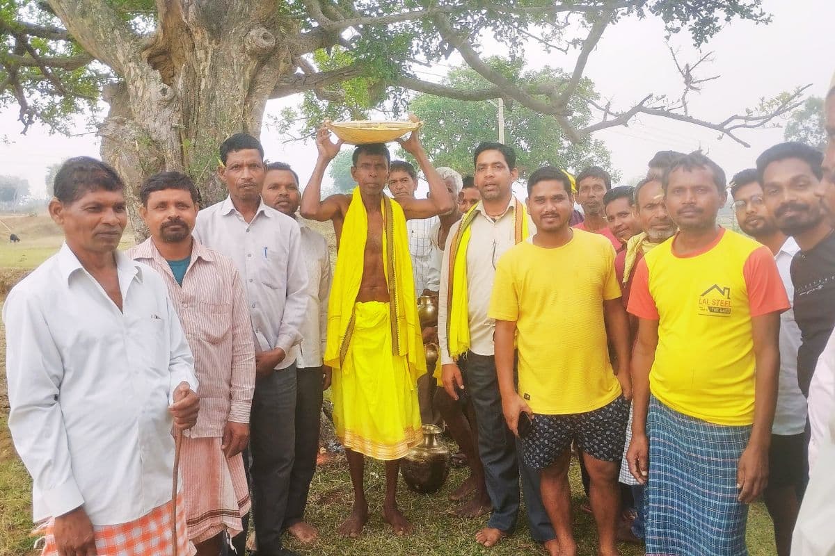 कसमार के मंजूरा में धूमधाम से मना सरहुल परब, भूमिगत जलस्तर और वर्षा की भविष्यवाणी से है कनेक्शन