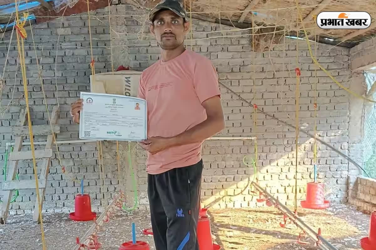 Success Story: कभी 250 रुपये रोज कमाते थे, अब मुर्गी पालन से गांव में खड़ा किया लाखों का बिजनेस