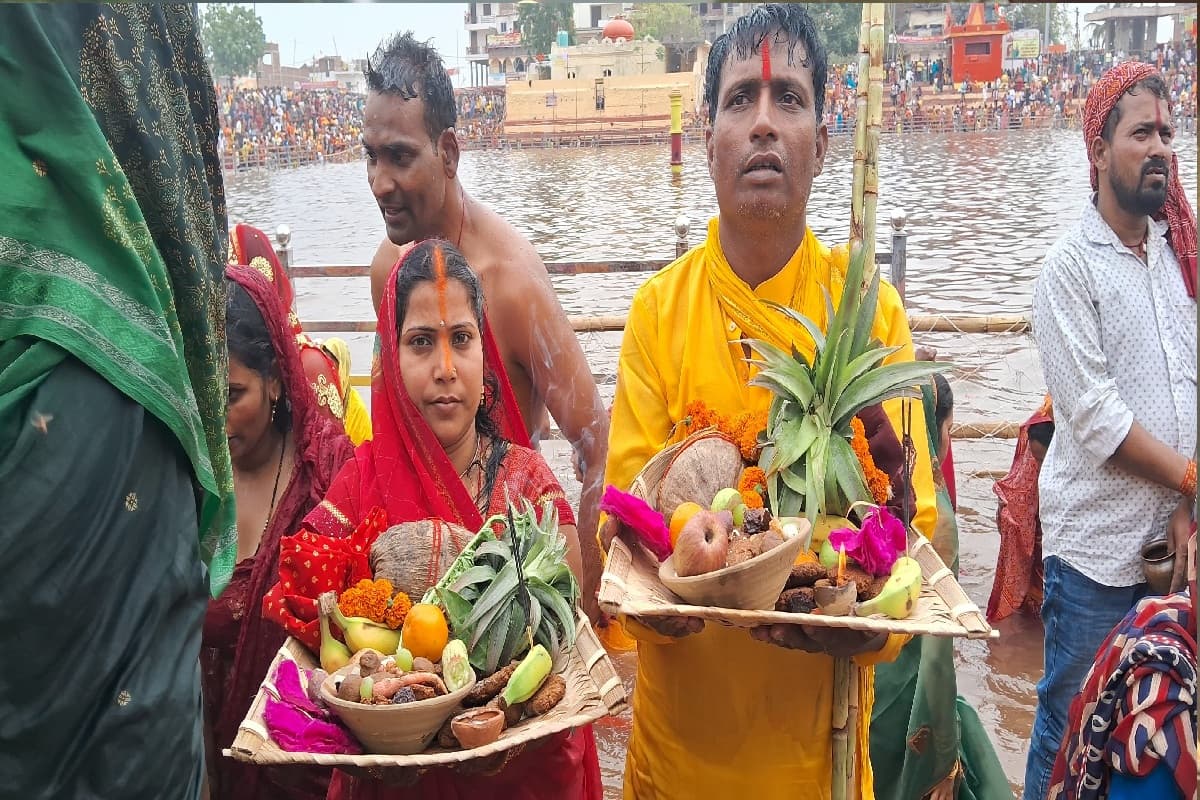 सूर्यनगरी देव में उमड़ा आस्था का जनसैलाब, लाखों व्रतियों ने डूबते सूर्य को दिया अर्घ्य