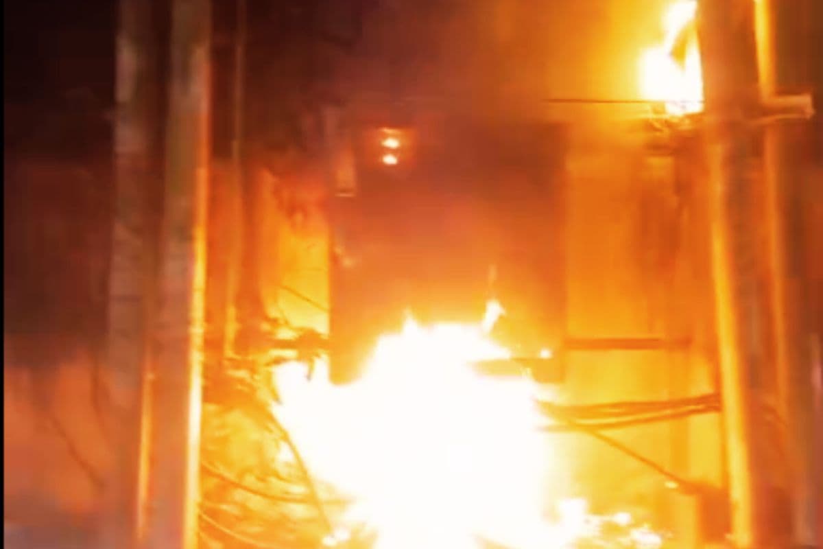 VIDEO: रांची-पटना हाई-वे पर सुरेंद्रनाथ स्कूल के पास धू-धू कर जला ट्रांसफॉर्मर, मचा हड़कंप